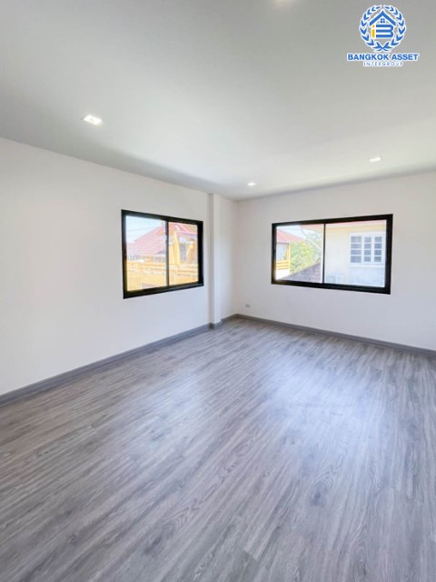 บ้านมือสอง ย่านกรุงเทพฯ ม.ชัยพฤกษ์ บางแวก เนื้อที่ 104.8 ตร.ว. ฟังก์ชัน 5 ห้องนอน 4 ห้องน้ำ จอดรถได้ 2 คัน บนทำเลเดินทางสะดวก เชื่อมต่อหลายเส้นทาง และเดอะมอลล์บางแค ทางด่วน "กาญจนาภิเษก" และรถไฟฟ้า "สถานีภาษีเจริญ"